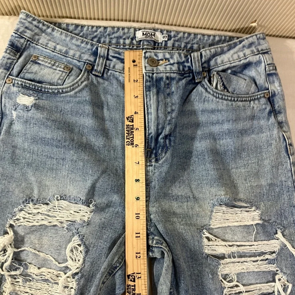 Refuge Denim High Rise Mom Jeans Size 7 Light Wash Ripped Distressed 56-406 MED